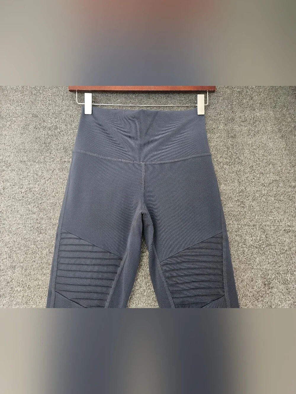 Alo Yoga High-Waist Moto Legging in the anthracite gray Color Size S